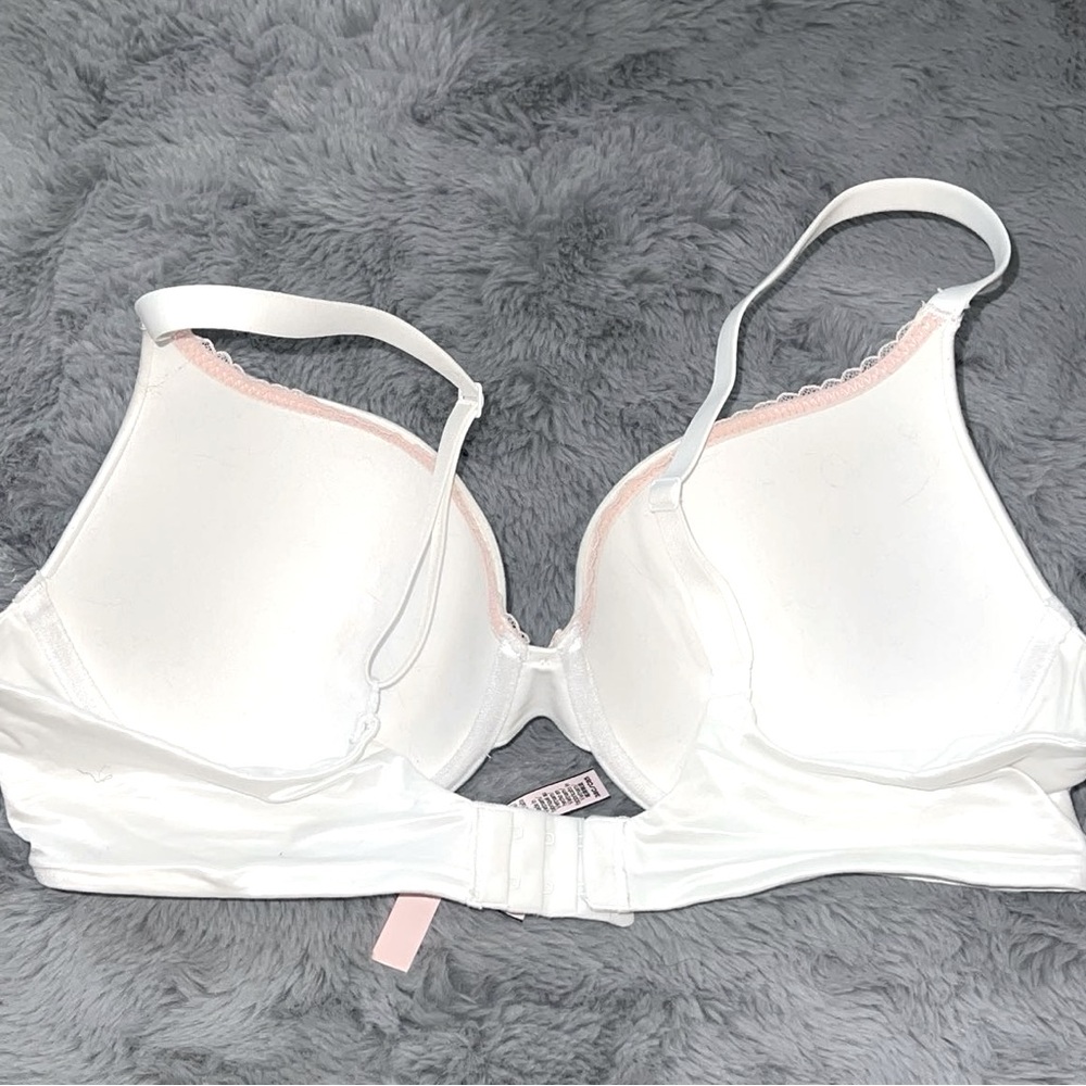Victoria’s Secret Lightly Lined Smooth Bra.